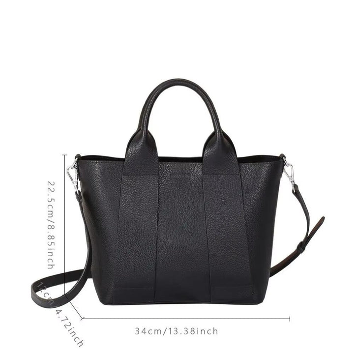 Borsa a mano in pelle nera con tracolla regolabile, dimensioni 34x22,5 cm. Design elegante, ideale per moda donna e accessori di lusso.