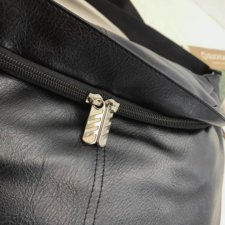 Borsa a tracolla in pelle nera con cerniera argentata, design elegante e moderno, ideale per uomo e donna, accessorio moda versatile.