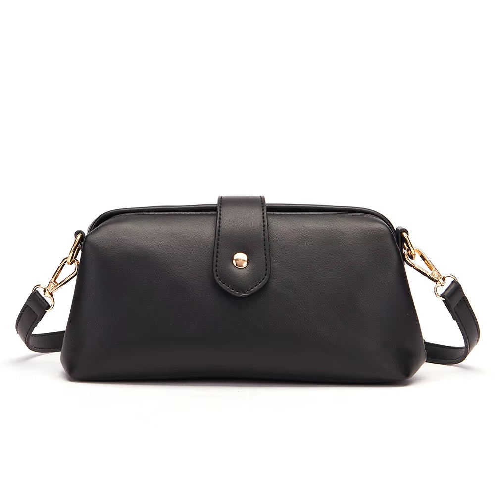 Borsa a tracolla in pelle nera elegante, chiusura a bottone, dettagli in metallo dorato, design minimalista, accessorio moda donna.