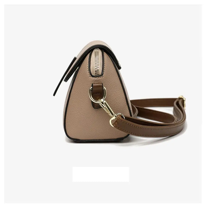 Borsa a tracolla in pelle beige, design triangolare, dettagli in metallo dorato, chiusura con zip, elegante e moderna, accessorio moda donna.