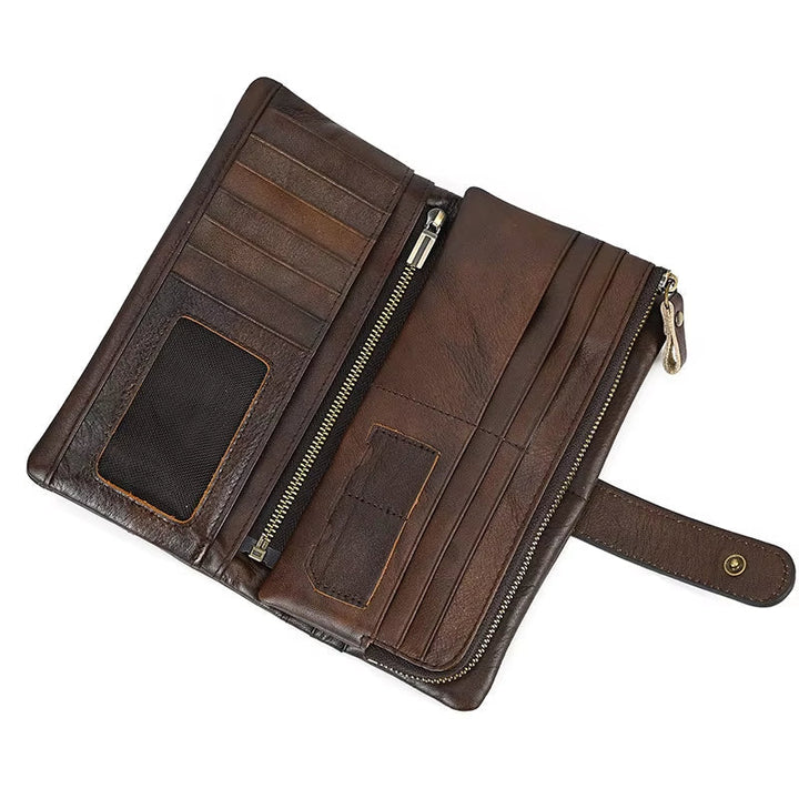Portafoglio in pelle marrone aperto con scomparti per carte, tasca con cerniera e chiusura a bottone. Accessorio elegante e funzionale per uomo.