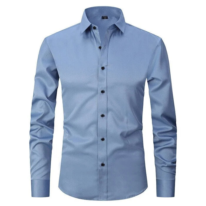 Camicia uomo elegante azzurra a maniche lunghe, bottoni neri, colletto classico. Ideale per ufficio e occasioni formali. Moda maschile.