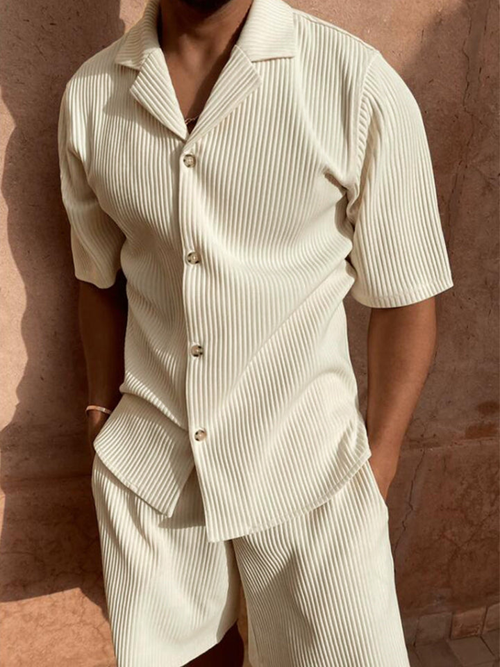 Camicia e pantaloncini beige a righe verticali, stile casual estivo, uomo, maniche corte, abbigliamento leggero, moda maschile contemporanea.