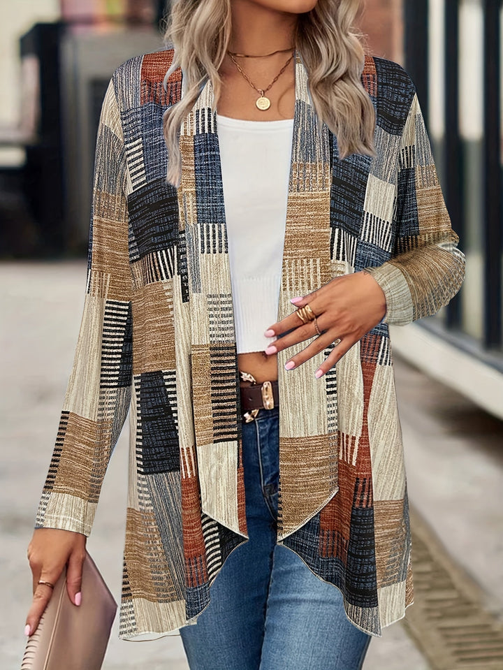 Donna con cardigan a quadri multicolore, top bianco e jeans. Moda autunnale, abbigliamento casual elegante, accessori dorati.