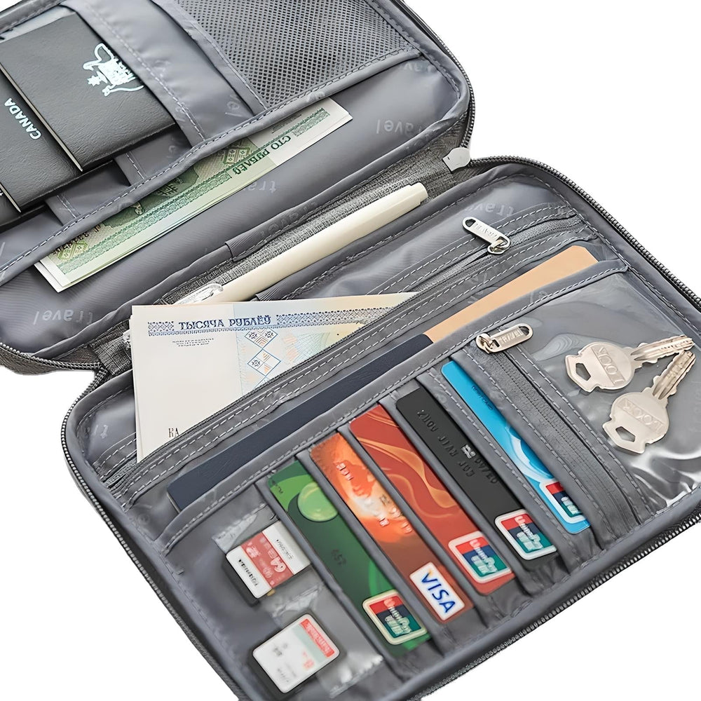 Custodia organizer grigia per documenti e carte di credito, con scomparti per passaporto, penna, chiavi e contanti. Ideale per viaggi e sicurezza.