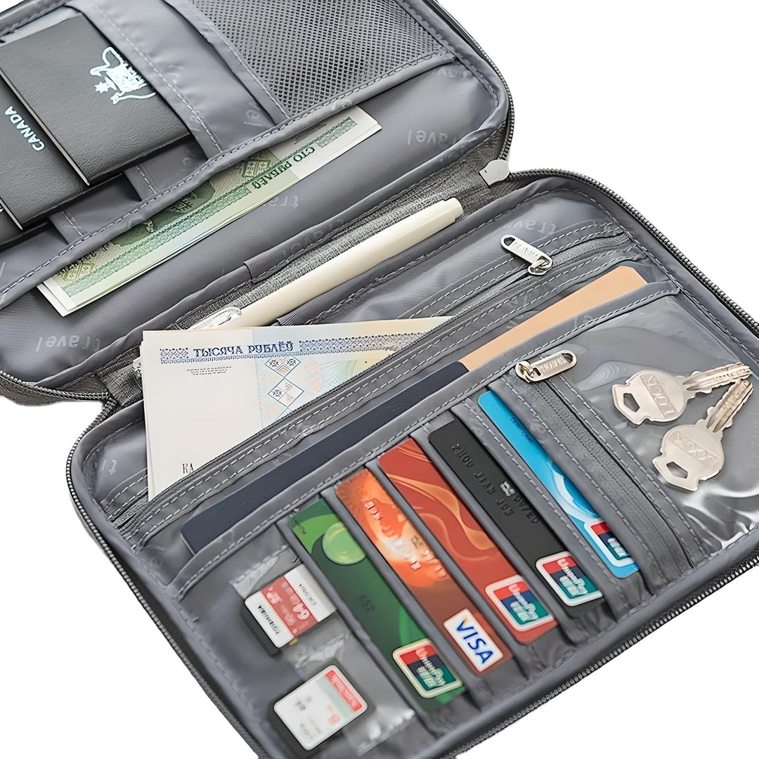 Custodia organizer grigia per documenti e carte di credito, con scomparti per passaporto, penna, chiavi e contanti. Ideale per viaggi e sicurezza.