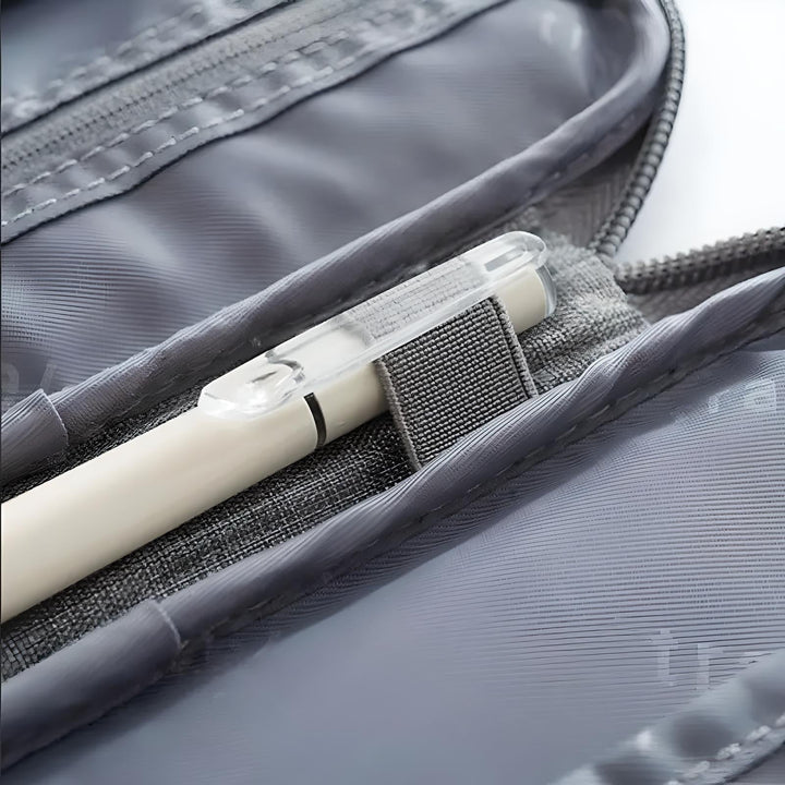 Astuccio grigio con penna bianca, chiusura a zip, tessuto resistente, ideale per scuola e ufficio. Accessorio organizzativo pratico e moderno.