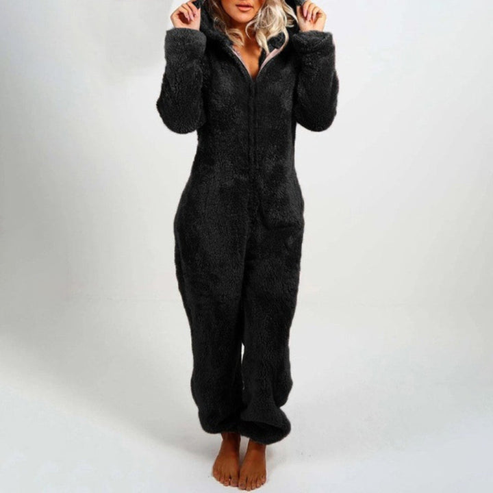 Tuta intera in pile nero per donna, morbida e calda, ideale per l'inverno. Design con cappuccio, chiusura frontale, comfort e stile casual.