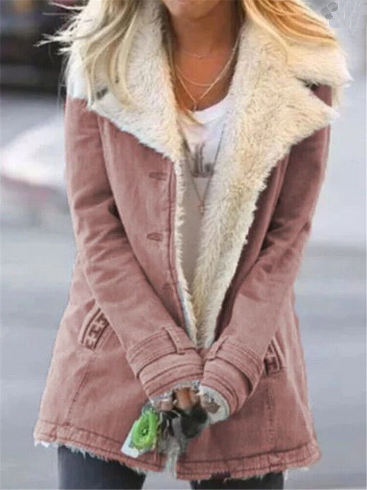 Giacca donna invernale rosa con fodera in pelliccia sintetica bianca, chiusura a bottoni, stile casual. Ideale per moda autunno-inverno.