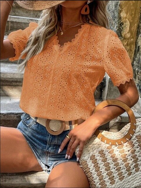 Donna in Pizzo Manica Corta Scollo a V