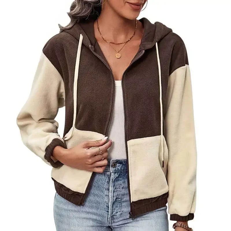 Giacca donna in pile bicolore marrone e beige con cappuccio, zip frontale e tasche, stile casual autunnale. Perfetta per moda femminile.