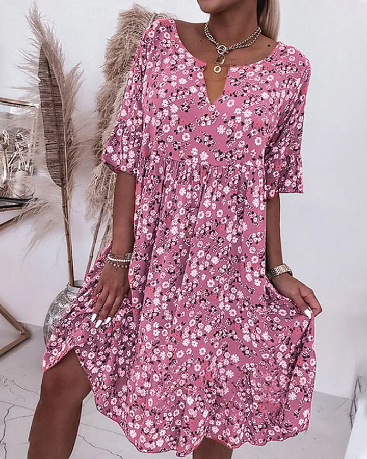 Abito estivo donna rosa a fiori, maniche corte, scollo a V, stile casual. Perfetto per moda estiva, abbigliamento femminile trendy.