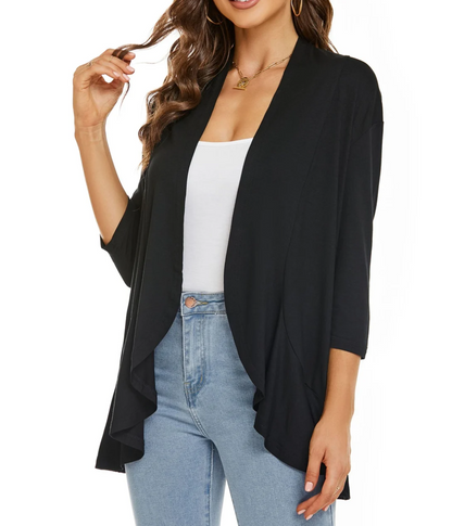 Cardigan nero da donna, maniche a tre quarti, abbinato a top bianco e jeans. Moda casual elegante, perfetto per look autunnali.