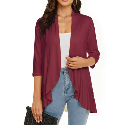 Donna indossa cardigan aperto bordeaux, maniche a tre quarti, su top bianco e jeans. Moda casual elegante, abbigliamento femminile autunnale.