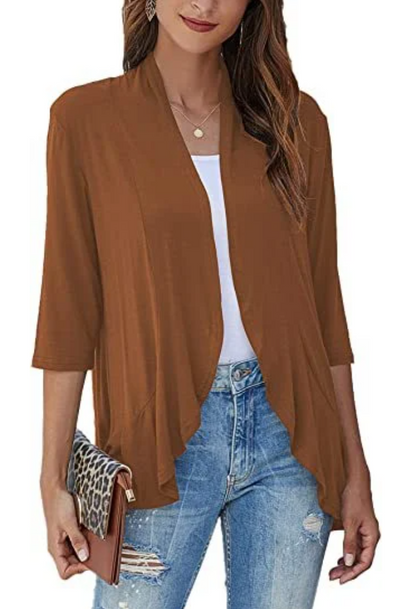 Donna con cardigan marrone aperto, top bianco, jeans strappati e pochette leopardata. Moda casual femminile, abbigliamento autunnale elegante.