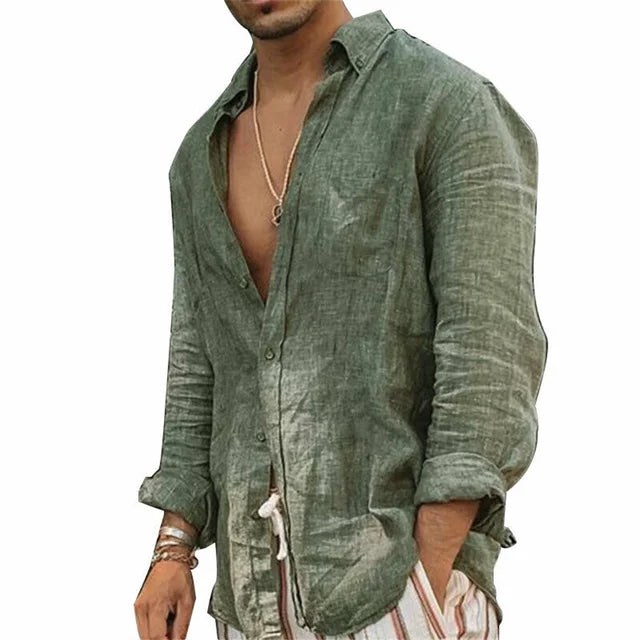 Camicia uomo in lino verde, maniche lunghe, stile casual, abbinata a pantaloni a righe. Look estivo elegante e rilassato.