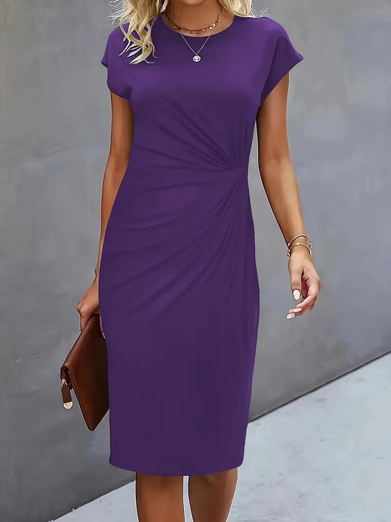 Abito viola elegante da donna, maniche corte, lunghezza al ginocchio, adatto per occasioni formali. Accessori: collana e borsa marrone.