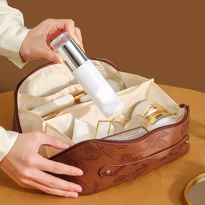 Borsa cosmetica in pelle marrone con flaconi di crema e lozione, design elegante, ideale per viaggi e organizzazione prodotti di bellezza.