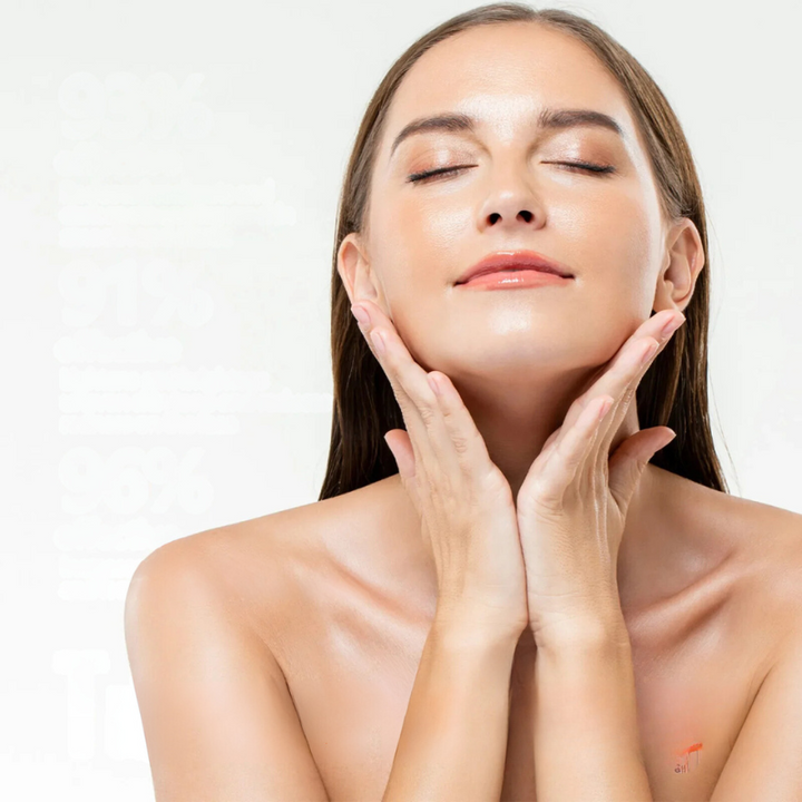 Donna con pelle luminosa e liscia, occhi chiusi, mani sul viso. Concetto di cura della pelle, bellezza naturale, idratazione e benessere.