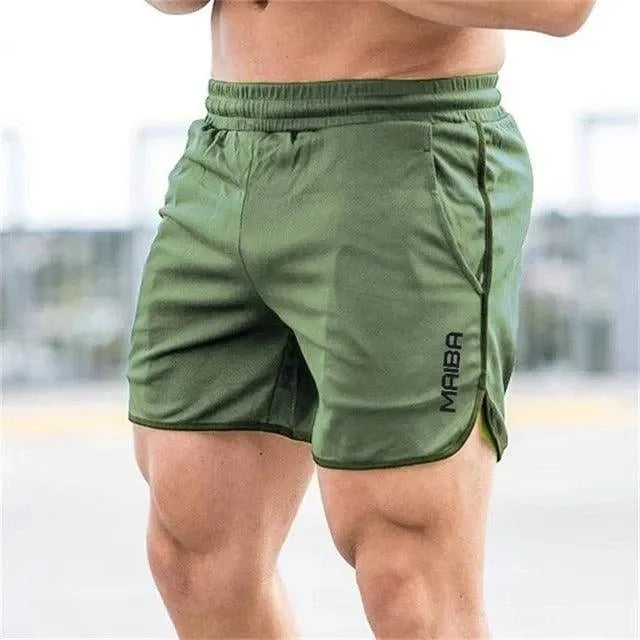 Pantaloncini sportivi verdi da uomo, tessuto traspirante, elastico in vita, ideali per palestra e fitness. Design moderno e confortevole.