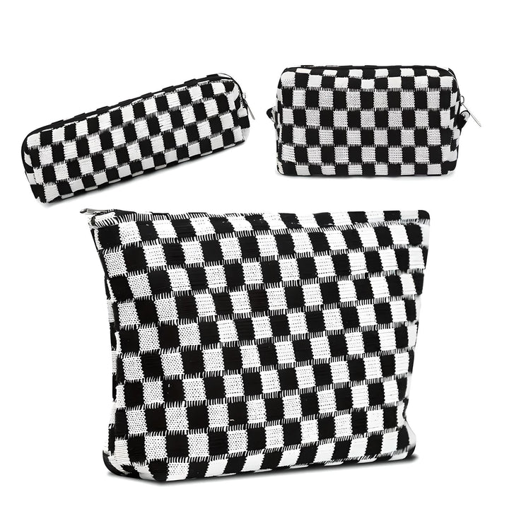 Set di tre astucci a scacchi bianchi e neri, include borsa grande, astuccio medio e piccolo. Design moderno, ideale per scuola o ufficio.