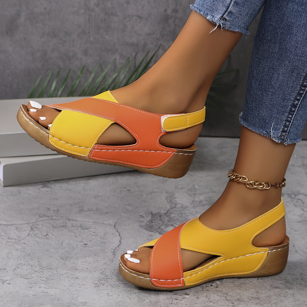 Sandali donna estivi in pelle giallo-arancione, tacco basso, design aperto, abbinati a jeans. Scarpe comode e alla moda per look casual.