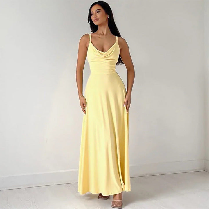 Abito lungo giallo elegante da donna, senza maniche, con scollo a cascata. Perfetto per eventi estivi e cerimonie. Moda femminile raffinata.