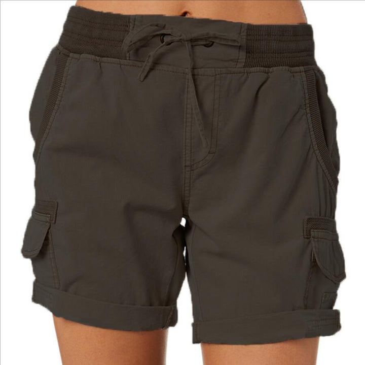 Pantaloncini cargo donna marroni, tasche laterali, elastico in vita, stile casual estivo. Ideali per attività all'aperto e tempo libero.