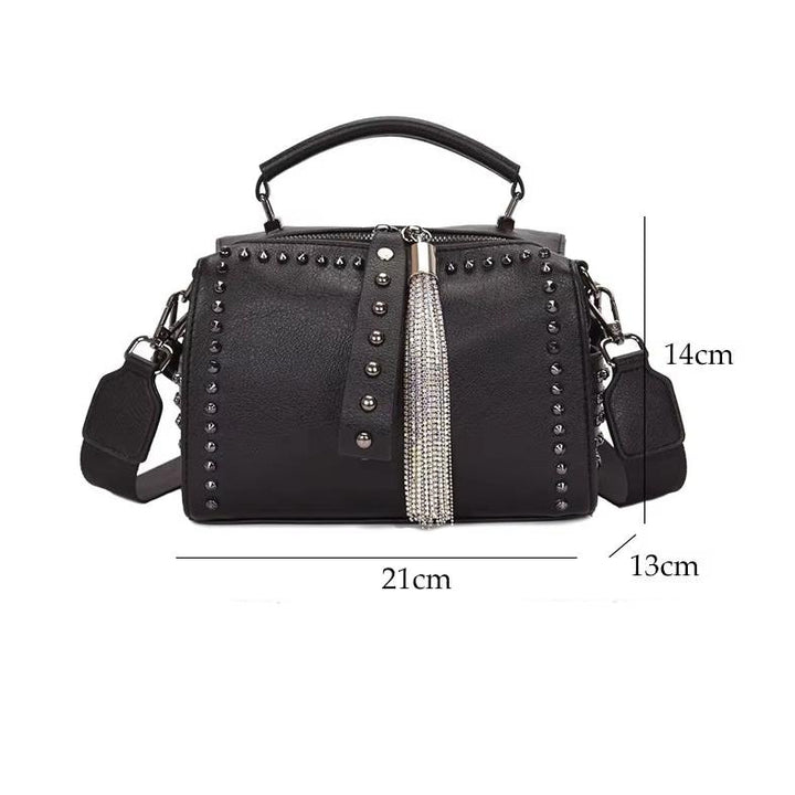 Borsa a tracolla nera in pelle con borchie e frange, dimensioni 21x14x13 cm, manico superiore, ideale per moda donna e accessori eleganti.