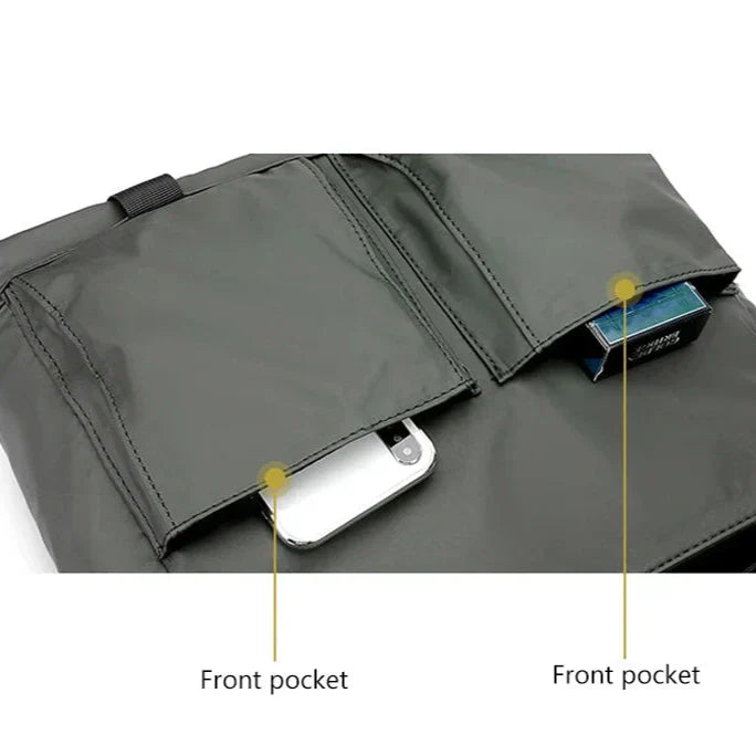 Zaino nero con tasche frontali, una contenente uno smartphone e l'altra un pacchetto di gomme. Design moderno, pratico per viaggi e lavoro.