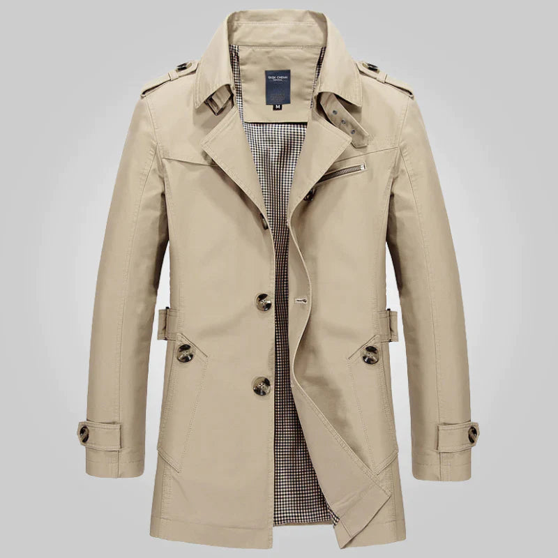 Cappotto trench beige da uomo, doppio petto, con cintura e bottoni, ideale per moda autunnale e invernale. Elegante e versatile.
