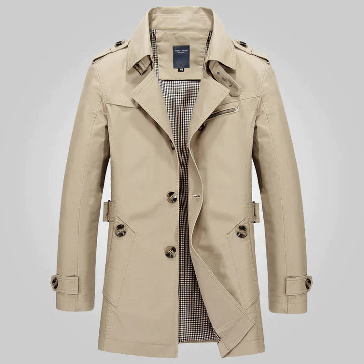Cappotto trench beige da uomo, doppio petto, con cintura e bottoni, ideale per moda autunnale e invernale. Elegante e versatile.
