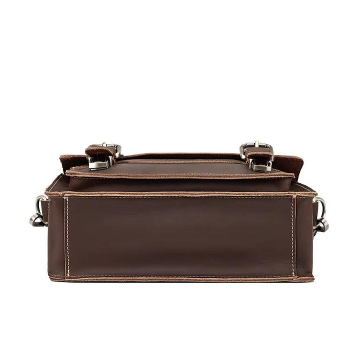 Borsa a tracolla in pelle marrone, design rettangolare, cuciture a contrasto, fibbie metalliche argentate, moda elegante, accessorio di lusso.