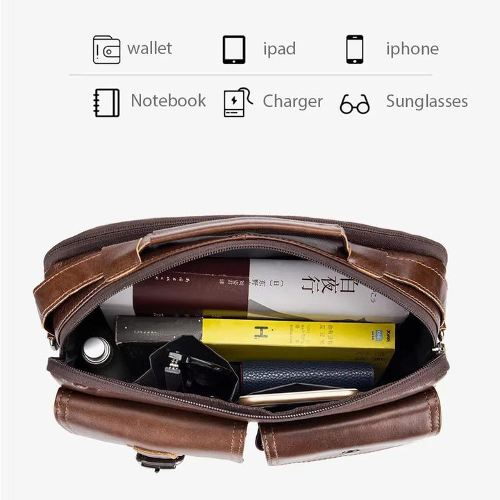 Borsa in pelle marrone aperta, contenente libri, bottiglia, occhiali, portafoglio e caricabatterie. Ideale per lavoro e viaggio. Accessori organizzati.