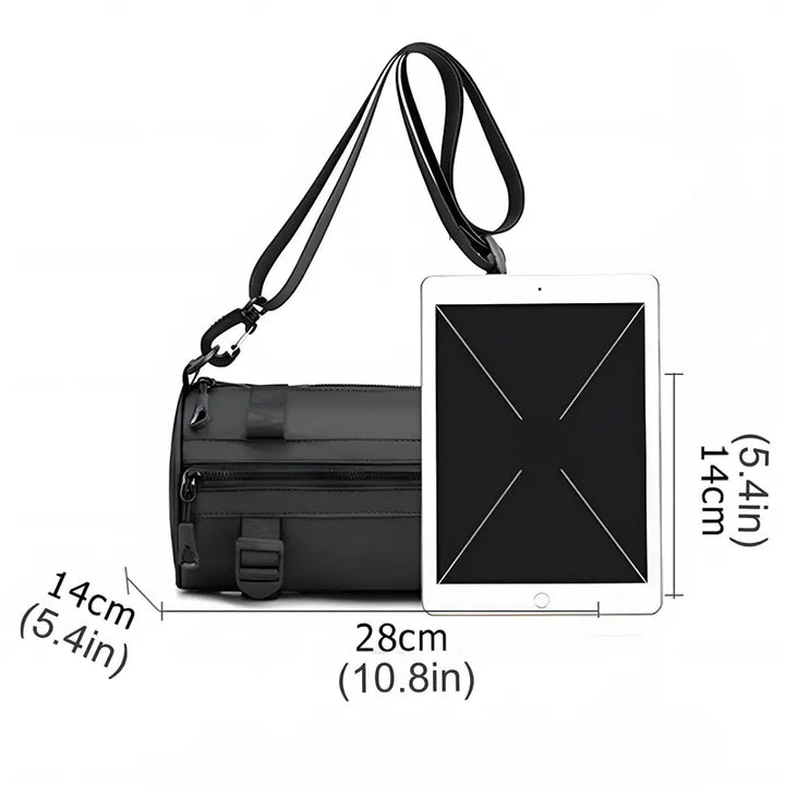 Borsa a tracolla nera impermeabile, dimensioni 28x14 cm, con tasche multiple e cerniere, accanto a tablet per confronto grandezza.