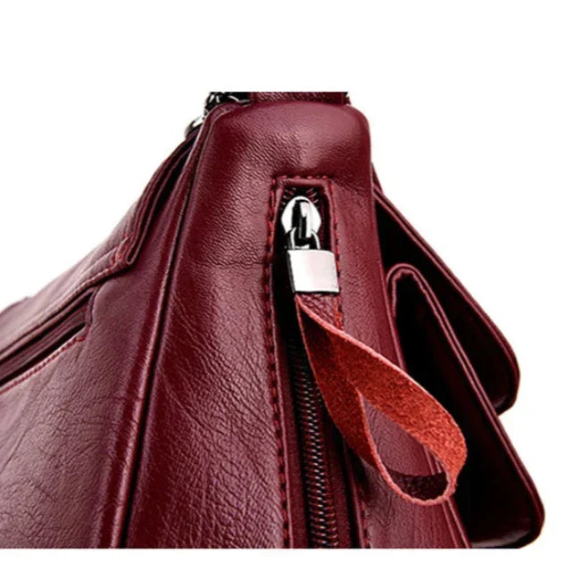 Borsa a tracolla in pelle rossa con cerniera, design elegante e moderno, accessorio moda donna, ideale per uso quotidiano e occasioni speciali.