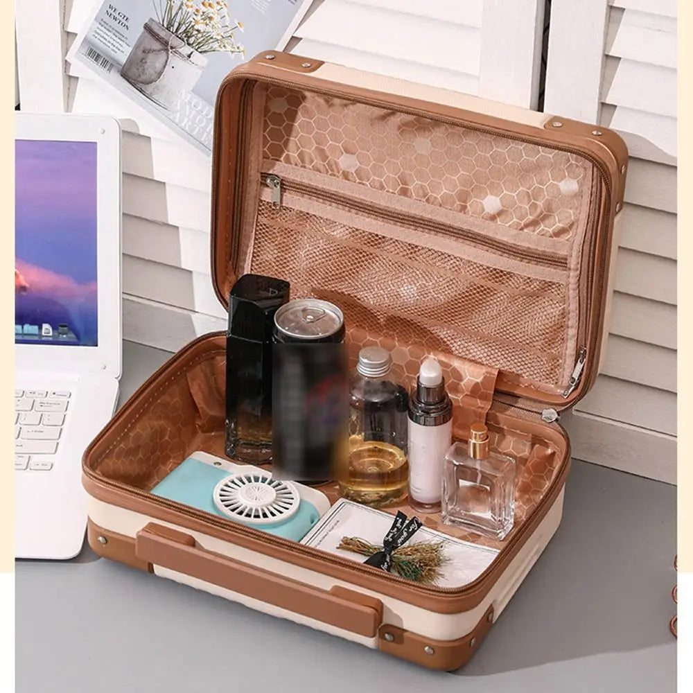Valigia organizer da viaggio aperta, color beige, con prodotti cosmetici, profumi e accessori. Ideale per organizzare articoli da toeletta.