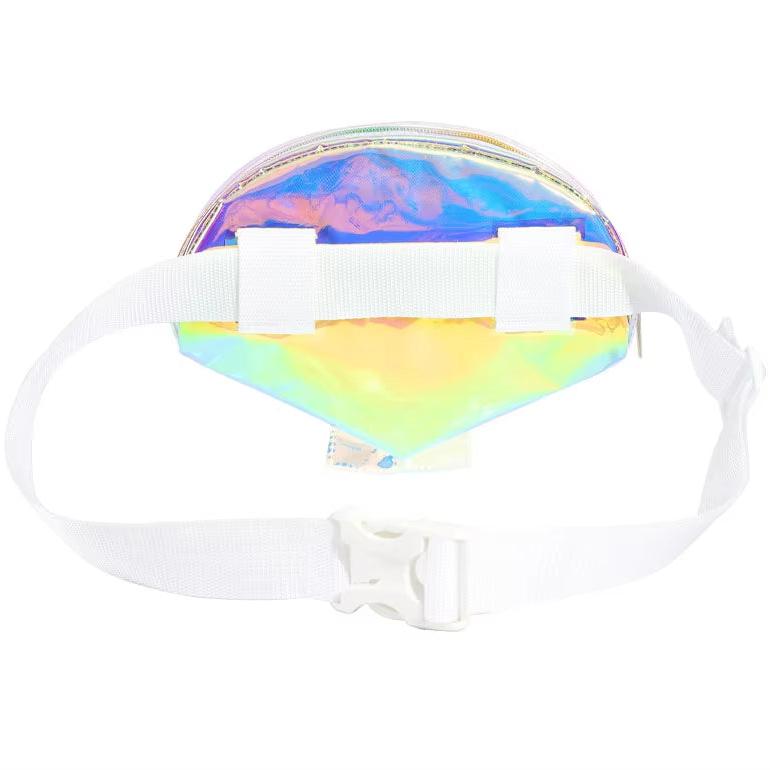 Marsupio olografico iridescente con cintura bianca regolabile, chiusura a zip, ideale per festival e viaggi. Accessorio moda trendy e pratico.