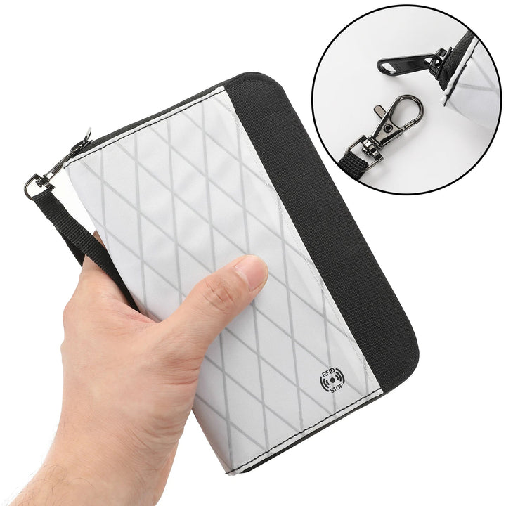 Custodia portadocumenti RFID in tessuto bianco e nero, con cerniera e moschettone. Protezione dati personali, accessorio viaggio sicuro.