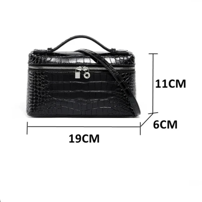 Borsa a tracolla nera in pelle effetto coccodrillo, dimensioni 19x11x6 cm, con manico superiore e chiusura a zip. Accessorio moda elegante.