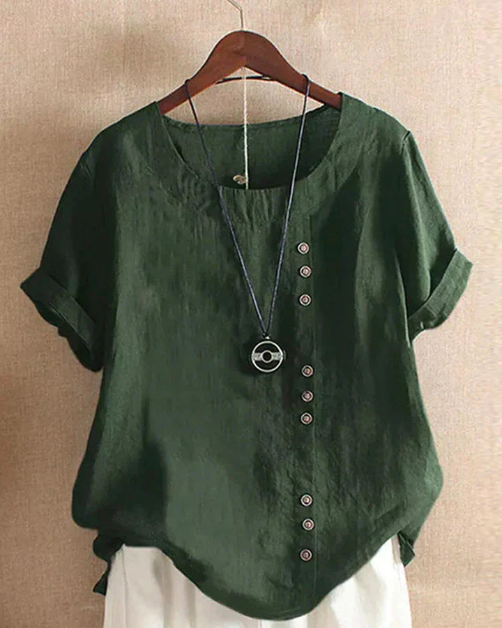 Blusa verde in lino con bottoni decorativi, maniche corte arrotolate, scollo rotondo, stile casual. Perfetta per look estivi e primaverili.