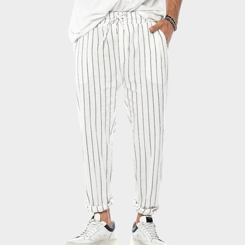 Pantaloni uomo bianchi a righe verticali, stile casual, con coulisse in vita. Ideali per look estivi e abbinamenti con sneakers.