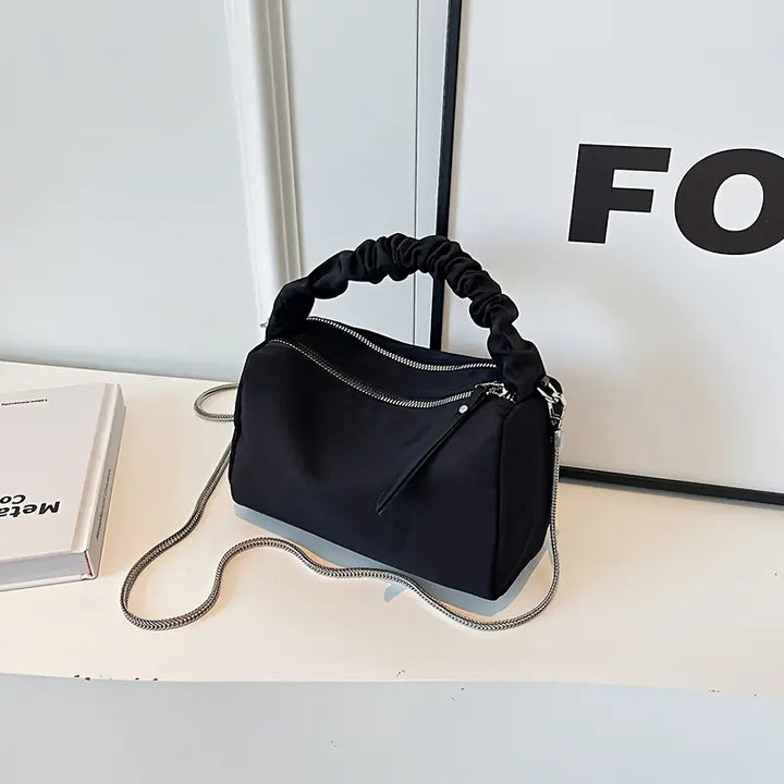 Borsa a tracolla nera elegante con manico arricciato e cerniera, design moderno, perfetta per moda donna, accessorio versatile e chic.