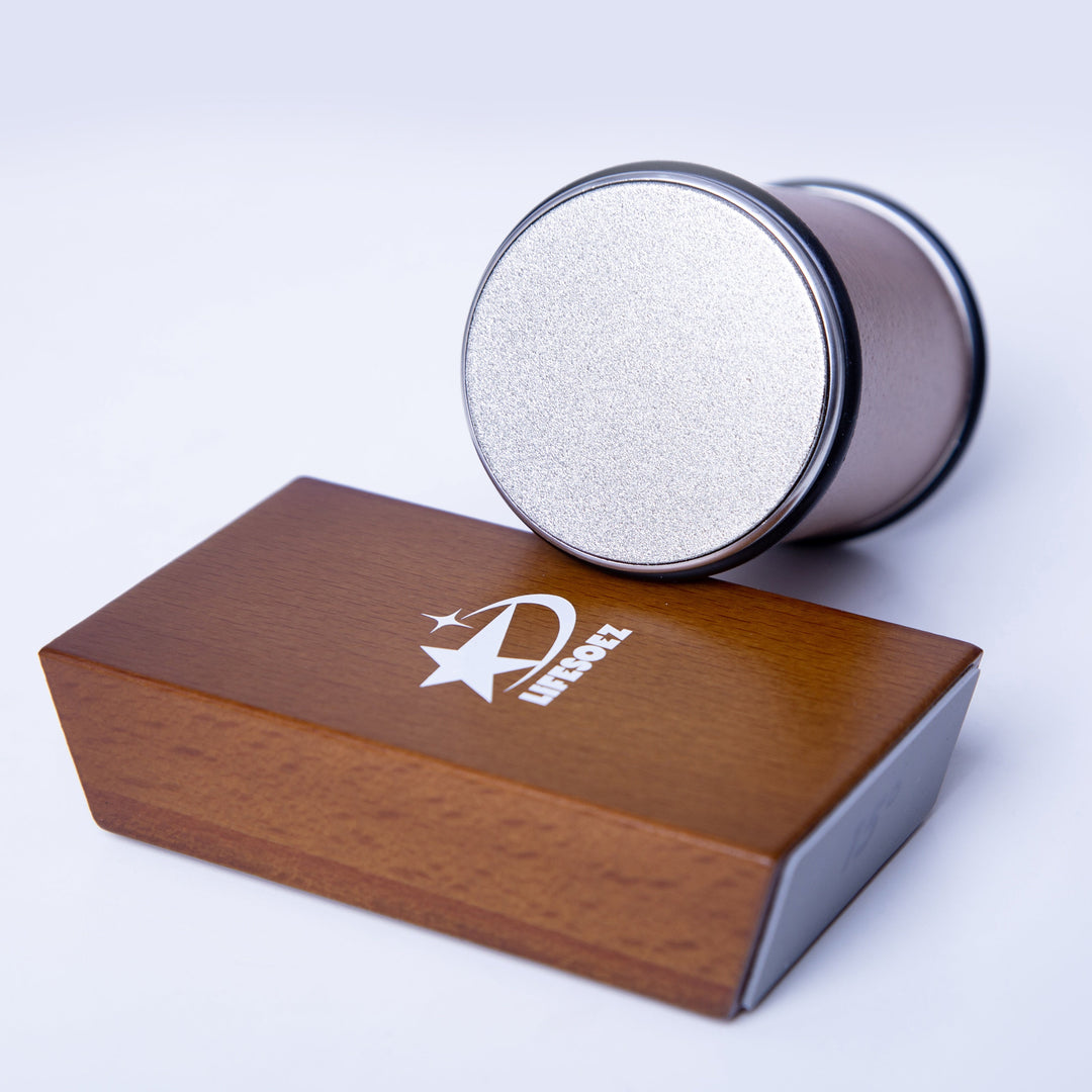 Timbro rotondo in metallo con scatola in legno, design elegante, ideale per ufficio e personalizzazione documenti. Accessorio professionale di qualità.