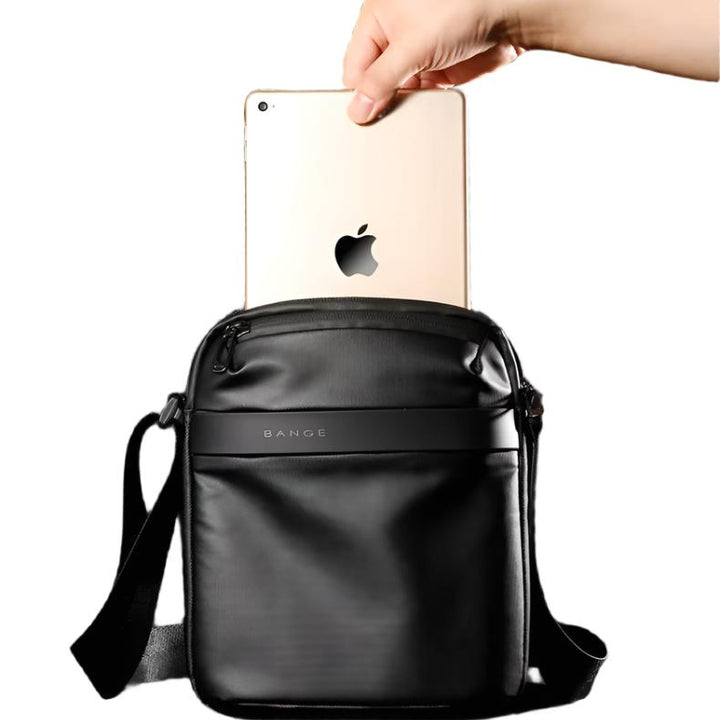 Borsa a tracolla nera Bange con tablet Apple inserito, design elegante e compatto, ideale per dispositivi elettronici e accessori quotidiani.