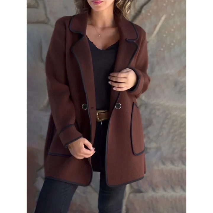 Cappotto donna marrone elegante con bordi neri, abbinato a top nero e jeans. Moda autunno inverno, abbigliamento casual chic.