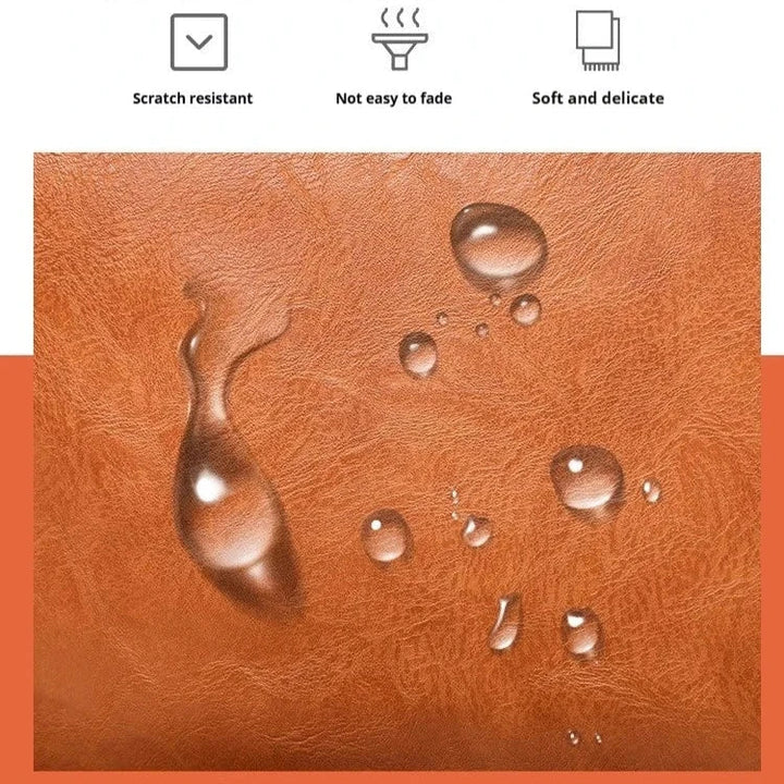 Gocce d'acqua su pelle sintetica marrone, resistente ai graffi, non sbiadisce facilmente, morbida e delicata. Materiale di alta qualità per arredamento.