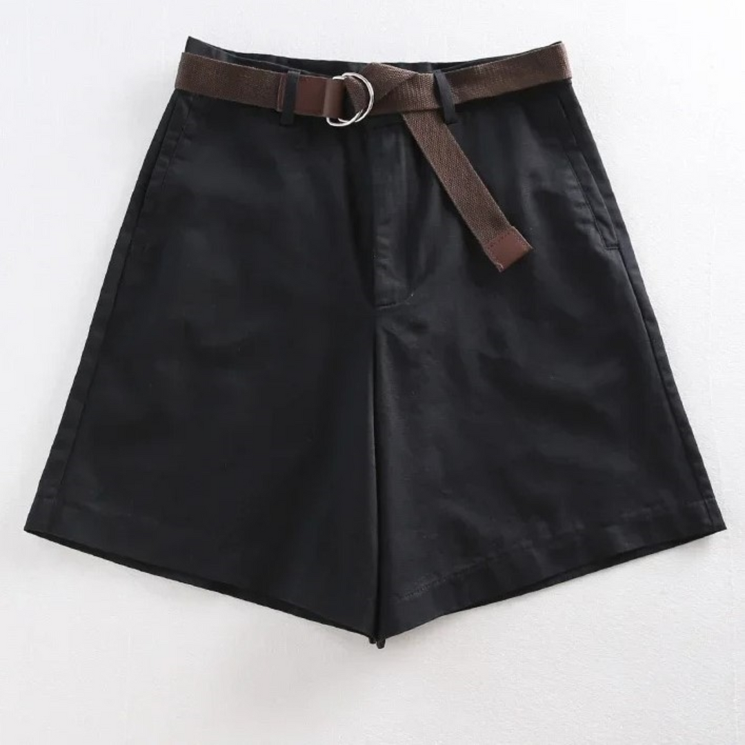 Shorts neri da donna con cintura marrone, design casual ed elegante, perfetti per l'estate. Tessuto leggero, ideale per look quotidiani.