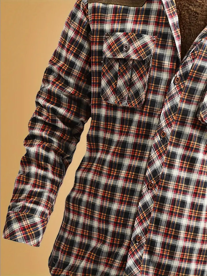 Camicia a quadri in flanella multicolore con taschino, manica lunga, sfondo beige. Abbigliamento casual uomo, moda autunno-inverno.