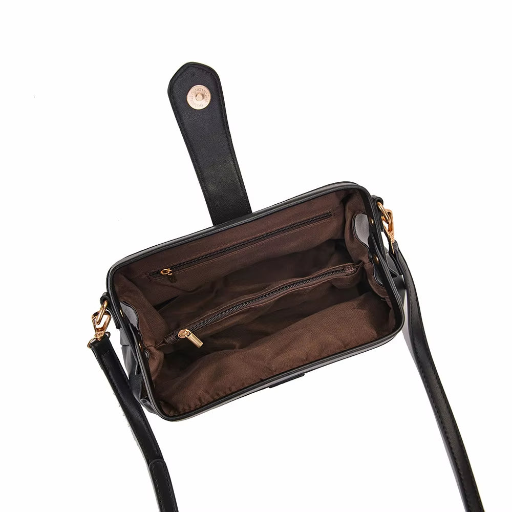 Borsa a tracolla in pelle nera con interno marrone, tasca con zip, chiusura magnetica. Elegante accessorio moda donna, design compatto e funzionale.